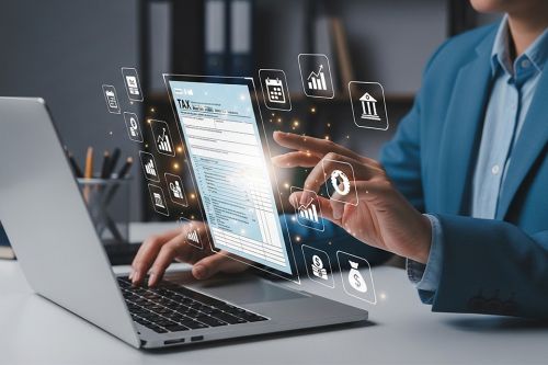 Foto: Person arbeitet auf Laptop