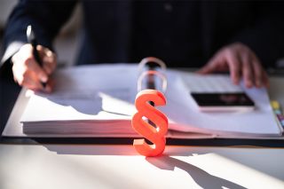 Foto: Mappe mit Paragraph Symbol